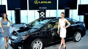 Toyota recheamă modelul Lexus HS250h în SUA şi suspendă vânzările modelului