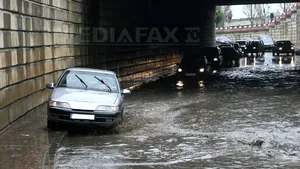 Capitala după ploaia torenţială: Pasajul Unirii a fost inundat şi este închis 