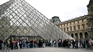 Muzeul Luvru majorează prețurile biletelor pentru vizitatorii din afara UE cu 45%