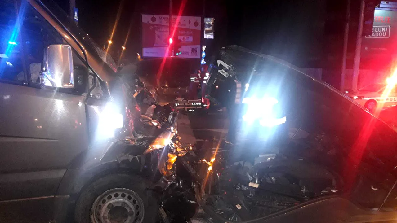Grav accident pe Calea Plevnei din Bucureşti. Şase răniţi, după ce o ambulanţă, un microbuz şi patru autoturisme s-au ciocnit / Şoferii, testaţi cu alcooltestul - VIDEO