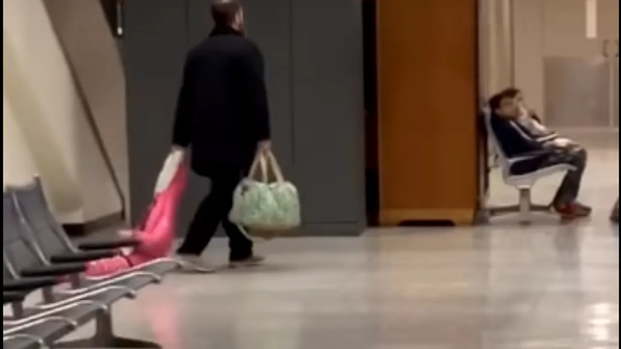 VIDEO Atenţie, „bagaj de mână”! Momentul ilar în care un tată îşi trage fiica de glugă printr-un aeroport