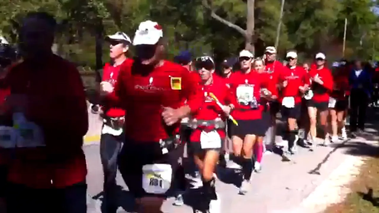 62 de alergători legaţi cu o frânghie la maraton, în Guiness Book - VIDEO
