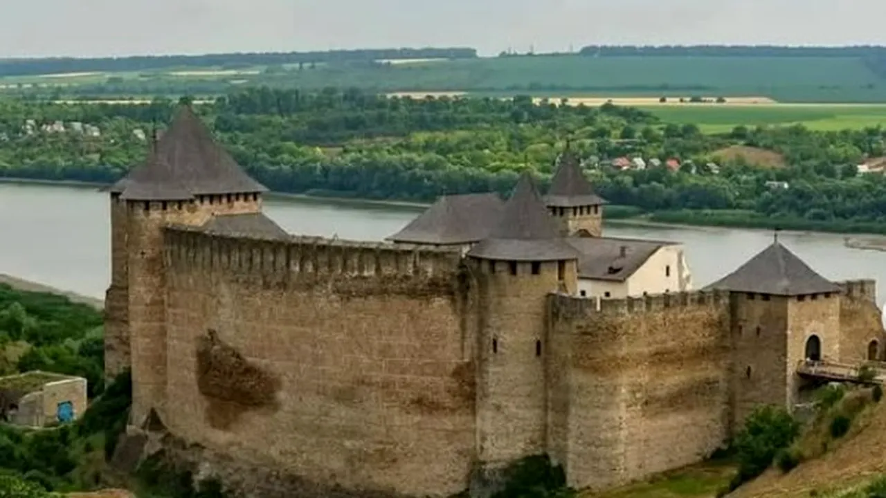 O parte din zidul unei cetăți care a aparținut lui Ștefan cel Mare s-a prăbușit