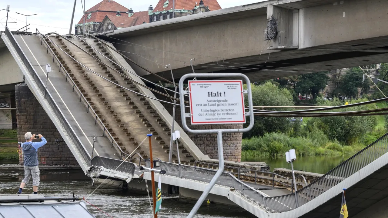 Un pod din Dresda s-a prăbuşit în râul Elba