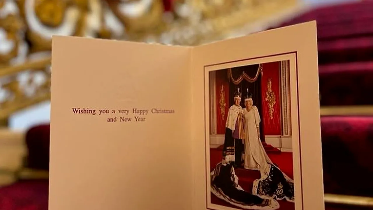 Palatul Buckingham face publică felicitarea de Craciun din acest an: Regele Charles al III-lea şi Regina Camilla în Sala Tronului