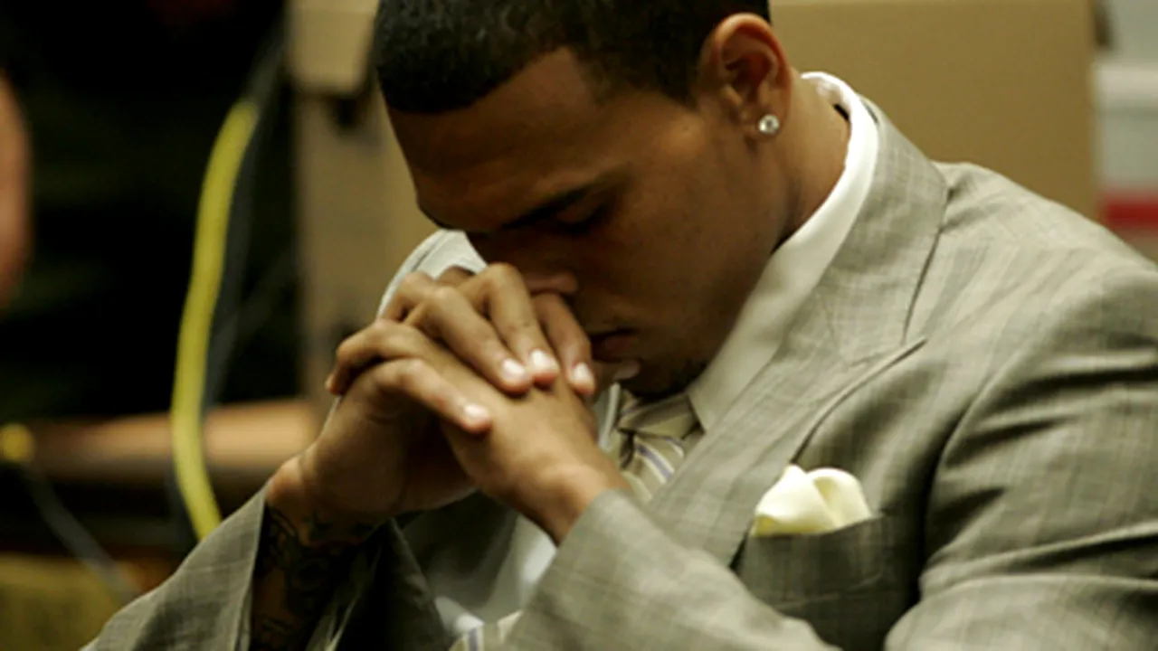 Chris Brown se simte ruşinat pentru că a agresat-o pe Rihanna - VIDEO