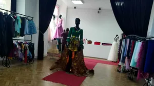 Rochie din frunze de stejar, tei şi crizanteme de peste 5.000 de euro. Este surprinzător cât timp poate fi purtată | GALERIE FOTO, VIDEO