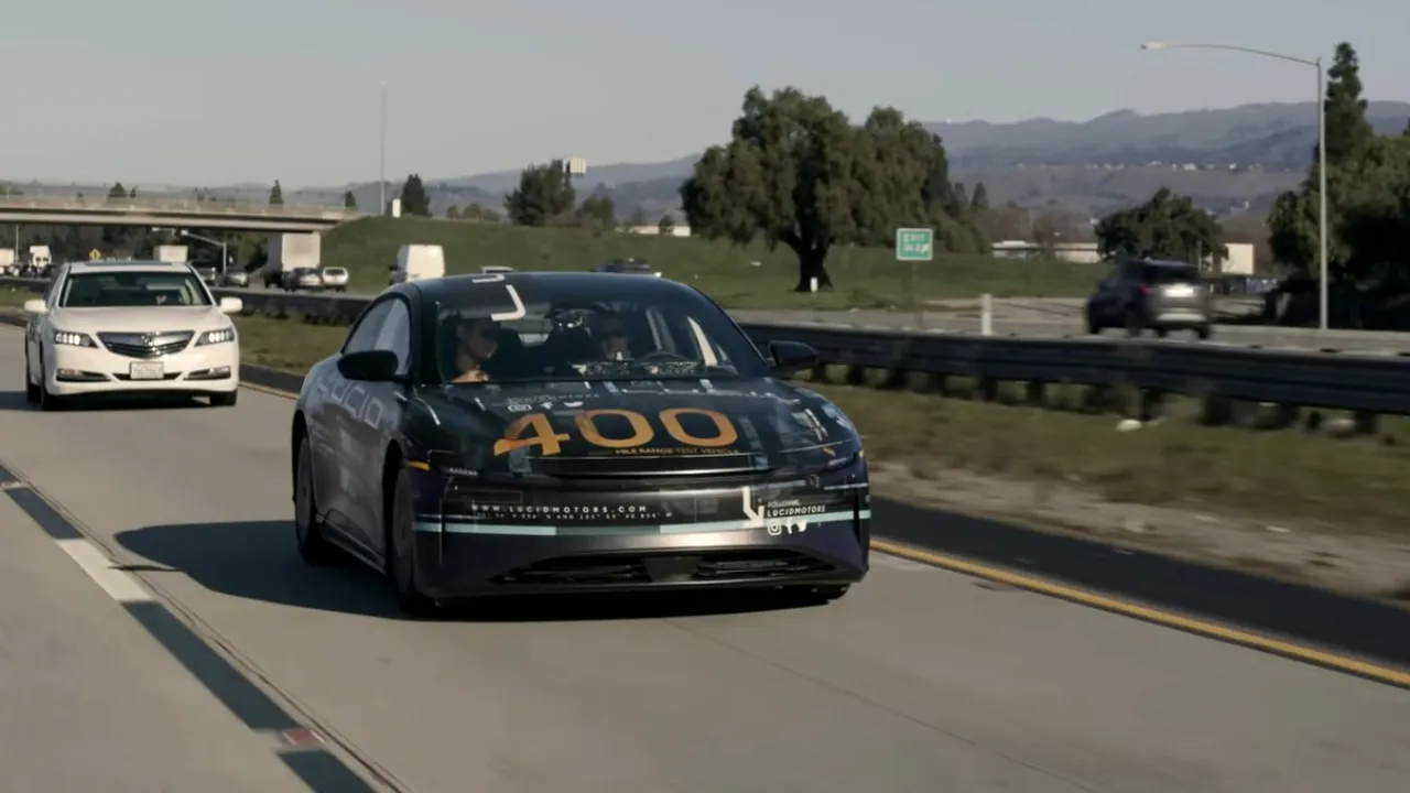 Tesla model S are competiţie. Te poţi plimba 832 de km cu o singură încărcare