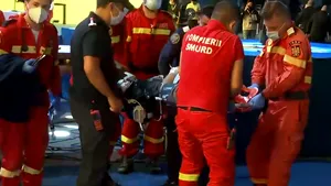 VIDEO Un delegat PNL a fost luat un targa de la Congres, după ce ar fi căzut pe scenă