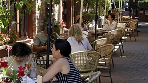 CNSU a decis. Programul teraselor, barurilor şi al sălilor de jocuri de noroc, limitat în Bucureşti şi alte 7 judeţe, de pe 2 august