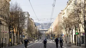 De pe stradă, direct la închisoare? O altă ţară europeană propune măsuri dure pentru cei care sfidează noile reguli