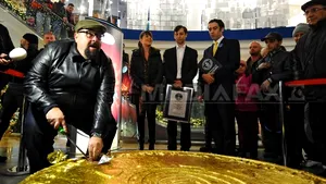 Record Guinness bucureştean - cea mai mare monedă de ciocolată din lume