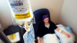 O femeie acuză medicii că au tratat-o pentru un cancer inexistent. Acum, nu-şi mai poate folosi mâna