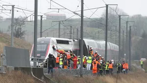 Un tren de mare viteză a deraiat în Franţa. La bordul trenului se aflau 300 de persoane | VIDEO