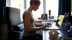 Studiu: Productivitatea angajaţilor a crescut de când muncesc de acasă