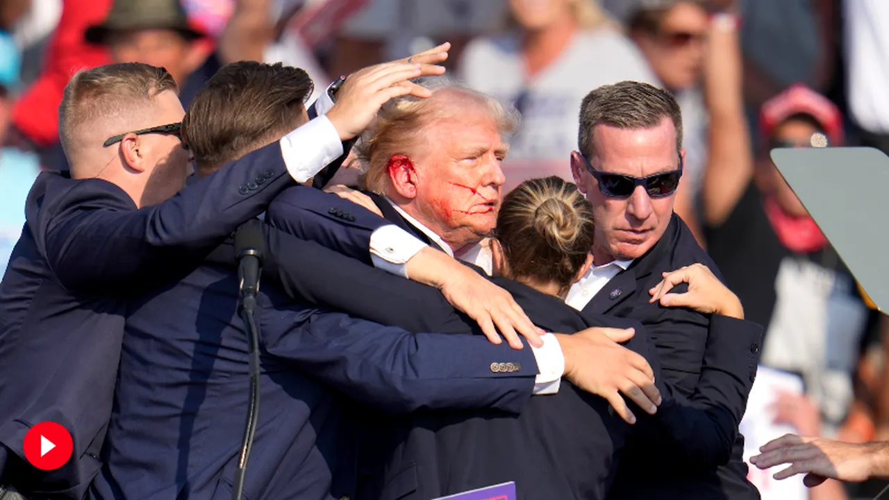 Trump spune că a fost lovit de un glonţ care i-a străpuns partea superioară a urechii drepte