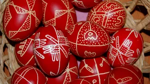 REPORTAJ: Galaţi - Universul ce înconjura oamenii satelor, încondeiat pe ouăle de Paşte, pierdut în timp - FOTO