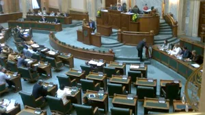 PNL a depus o coroană de flori în plenul Senatului pentru a se constata decesul economiei româneşti - VIDEO