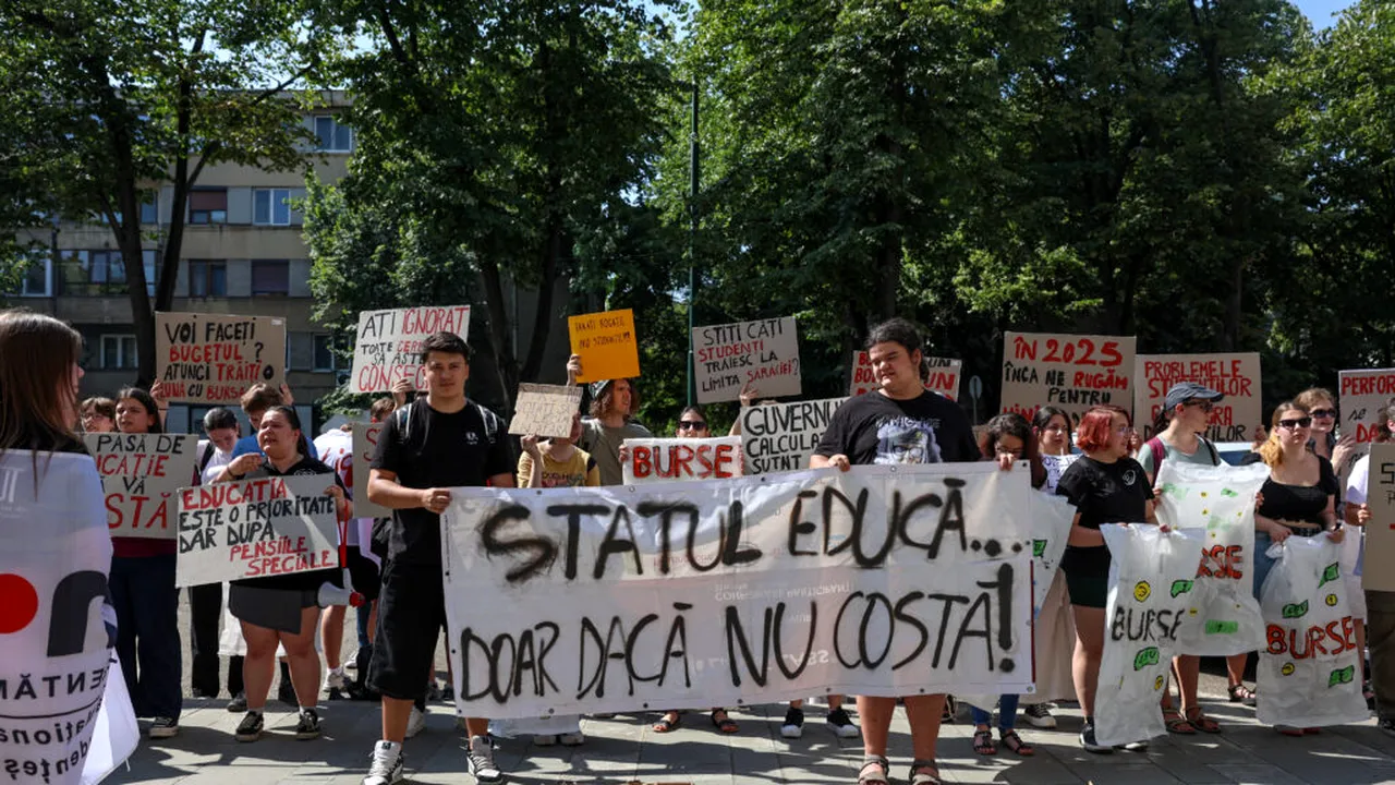 „Elevi, studenți, toți suntem prezenți!” - se strigă în fața Ministerului Educației. A doua zi de proteste