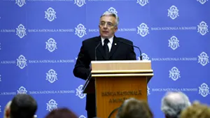 Isărescu: Economisirea ar trebui făcută în lei!