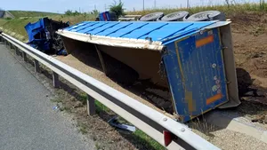 Autotren încărcat cu nisip, răsturnat pe A1 între Arad și Timișoara. Un bărbat a ajuns la spital