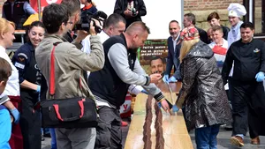Cel mai mare salam de biscuiţi din România, posibil şi din lume, lung de peste 25 m, realizat de 20 de bucătari la Alba Iulia 