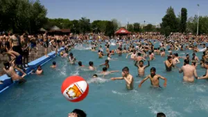 Ştrandurile şi fântânile arteziene bucureştene deschise non-stop, în zilele caniculare