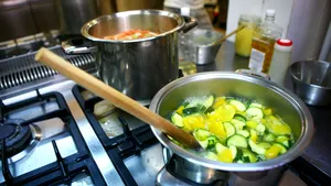 Ce mai reclamă românii la 112: Oala cu ciorbă, ghivecele de flori sau pantofii tociţi