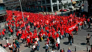 Manifestanţii PSD în Bucureşti: Jos Băsescu! Jos pinguinul!