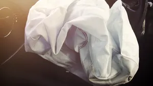 Cinci persoane, între care un copil de opt ani, rănite într-un accident produs într-o intersecţie din Craiova