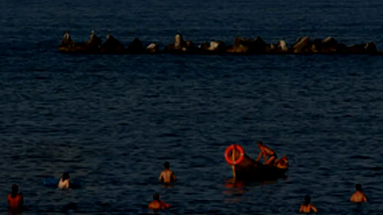 Adio scăldatului noaptea în mare
