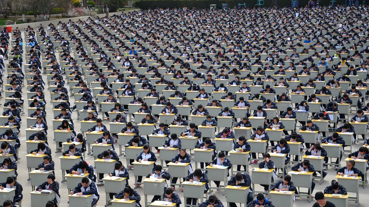 Studenţii chinezi, avertizaţi să nu se lase păcăliţi de „femei frumoase şi bărbaţi chipeşi”