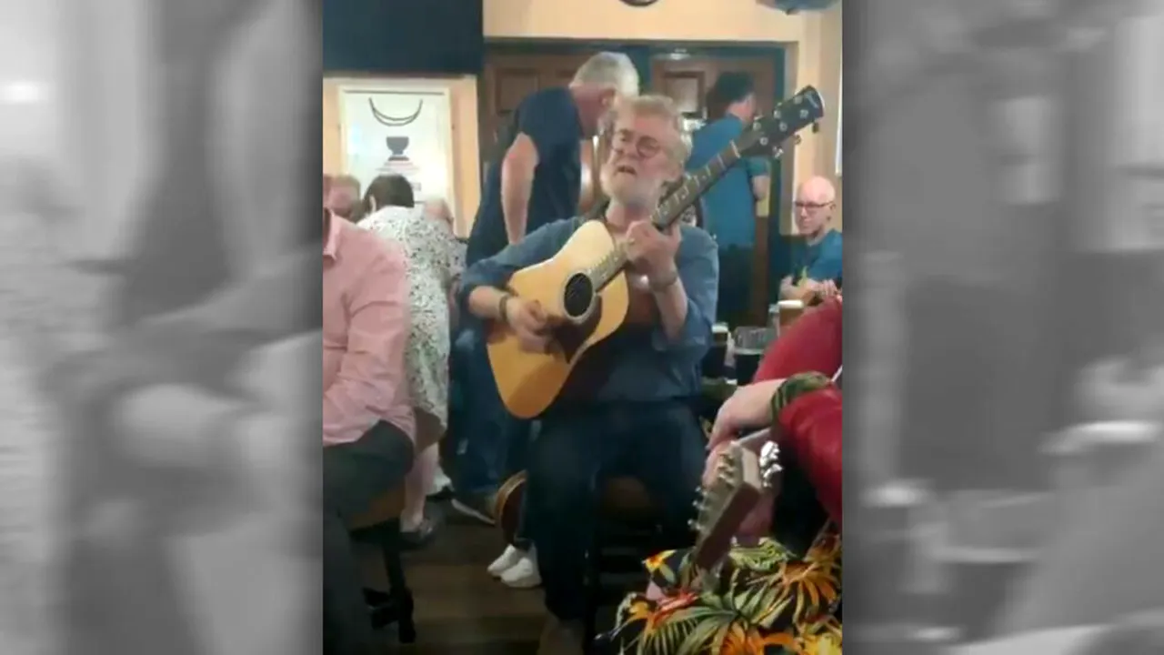 Ultimele imagini cu Glen Hansard înainte de accidentul mortal. Cânta într-un pub, locul în care se simțea cel mai bine