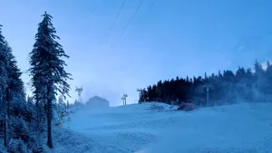 Veste bună pentru iubitorii de schi: a început producerea zăpezii artificiale pe Postăvarul