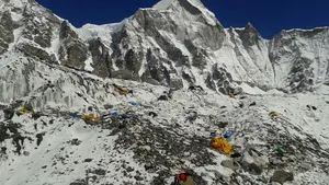 Toţi alpiniştii ce vor să urce pe Everest vor trebui să facă acest lucru 
