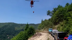 Intervenţie extrem de dificilă, la un accident în Munţii Ţibleşului: Medicul şi rănitul, preluaţi cu troliul de elicopterul SMURD şi transportaţi în afara acestuia până a putut ateriza în siguranţă