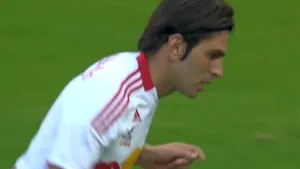 Sâmbăta unui atacant veritabil. A asistat la naşterea fiicei lui şi apoi a marcat trei goluri. Meciul începuse când el era pe drum de la spital