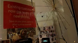 Violenţele se extind în Marea Britanie: Oraşele Birmingham, Liverpool şi Bristol, vandalizate şi jefuite - VIDEO