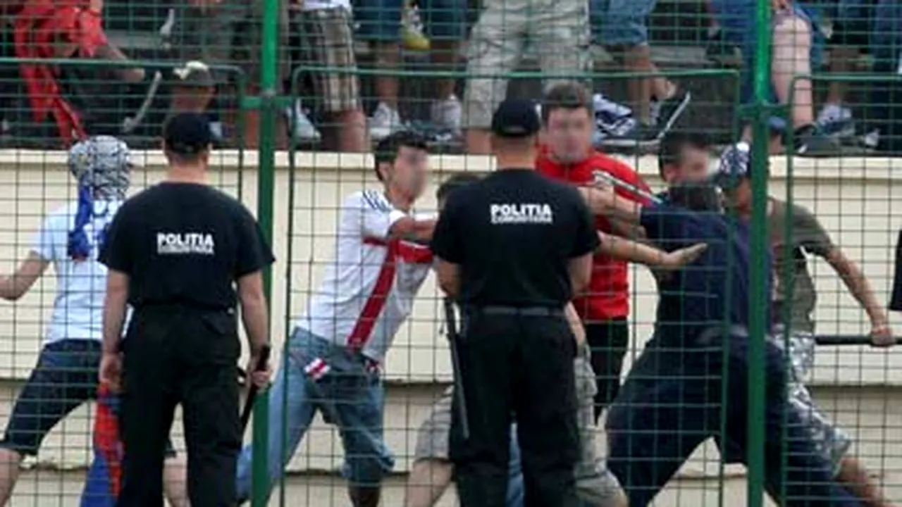 Suporteri dinamovişti au intrat pe teren la meciul cu FC Argeş, partida a fost întreruptă