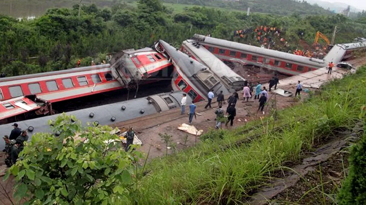 Cel puţin 19 morţi şi 71 de răniţi în urma deraierii unui tren în China - FOTO, VIDEO