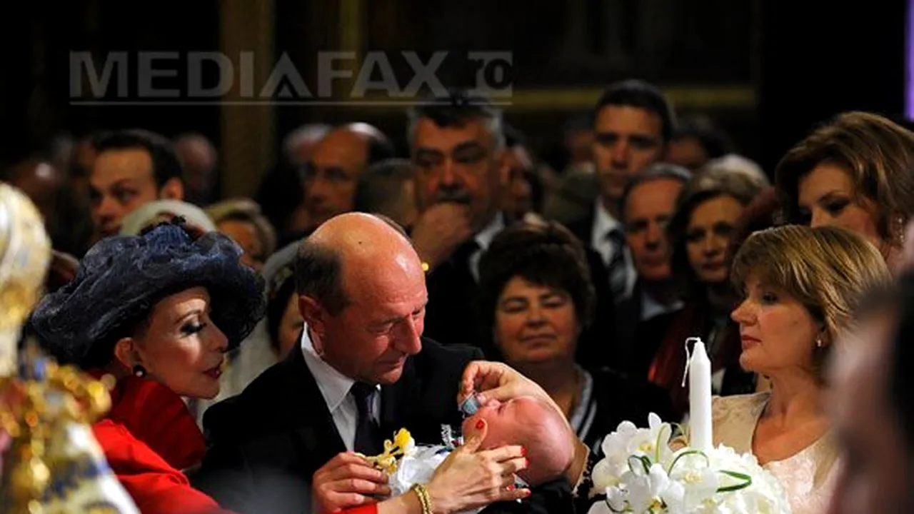 Adus la botez în haine de moroşan, Carol Ferdinand a plecat în costum similar celui de marinar - GALERIE FOTO