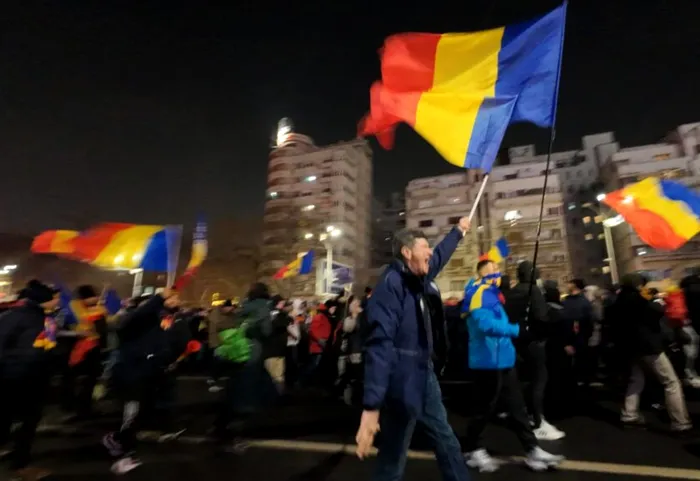 FOTO&VIDEO Câteva mii de protestatari în Piața Universității la „protestul împotriva Legii Vexler”, organizat de Claudiu Târziu și susținut de AUR