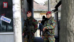 Etnici albanezi suspectaţi că au deschis focul asupra unor poliţişti, arestaţi de KFOR