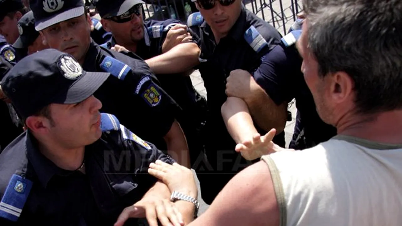 Directorul de la Spaţii Verzi, baricadat într-un birou după ce protestatarii au vrut să-l bată