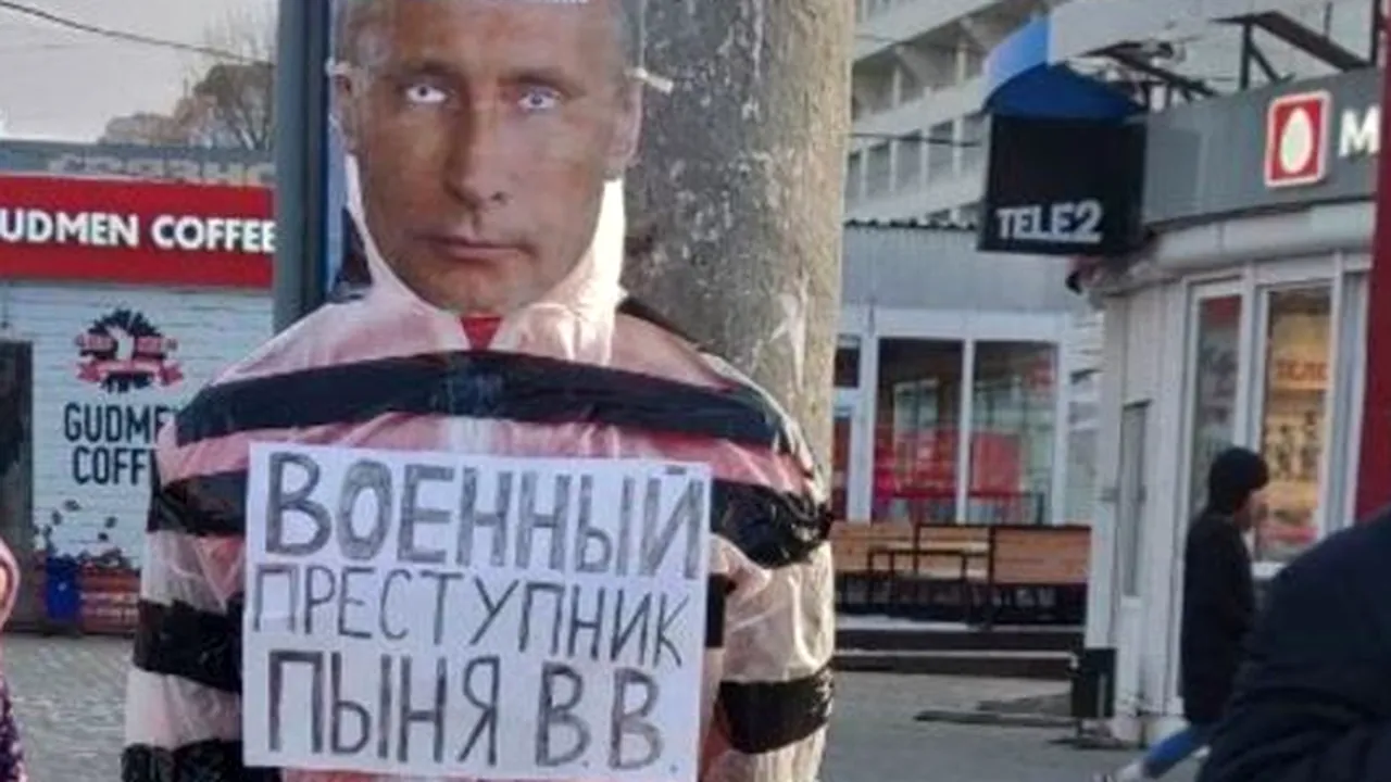 Un activist anti-Kremlin a fost condamnat la închisoare, după ce a afişat un manechin cu Vladimir Putin