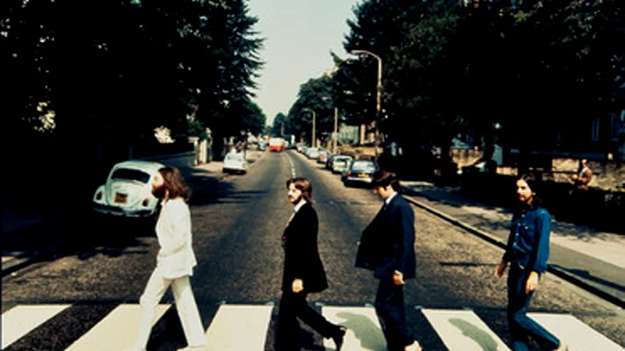 Fotografia în care The Beatles traversează Abbey Road în sens 