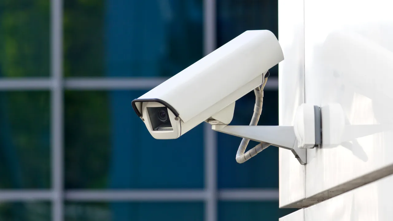 Iran: Camere în locuri publice pentru a identifica femeile care nu respectă codul vestimentar