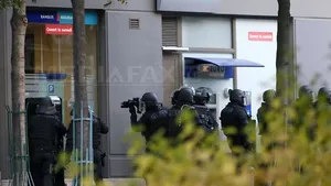 Un bărbat a luat patru ostatici într-o filială bancară din Paris