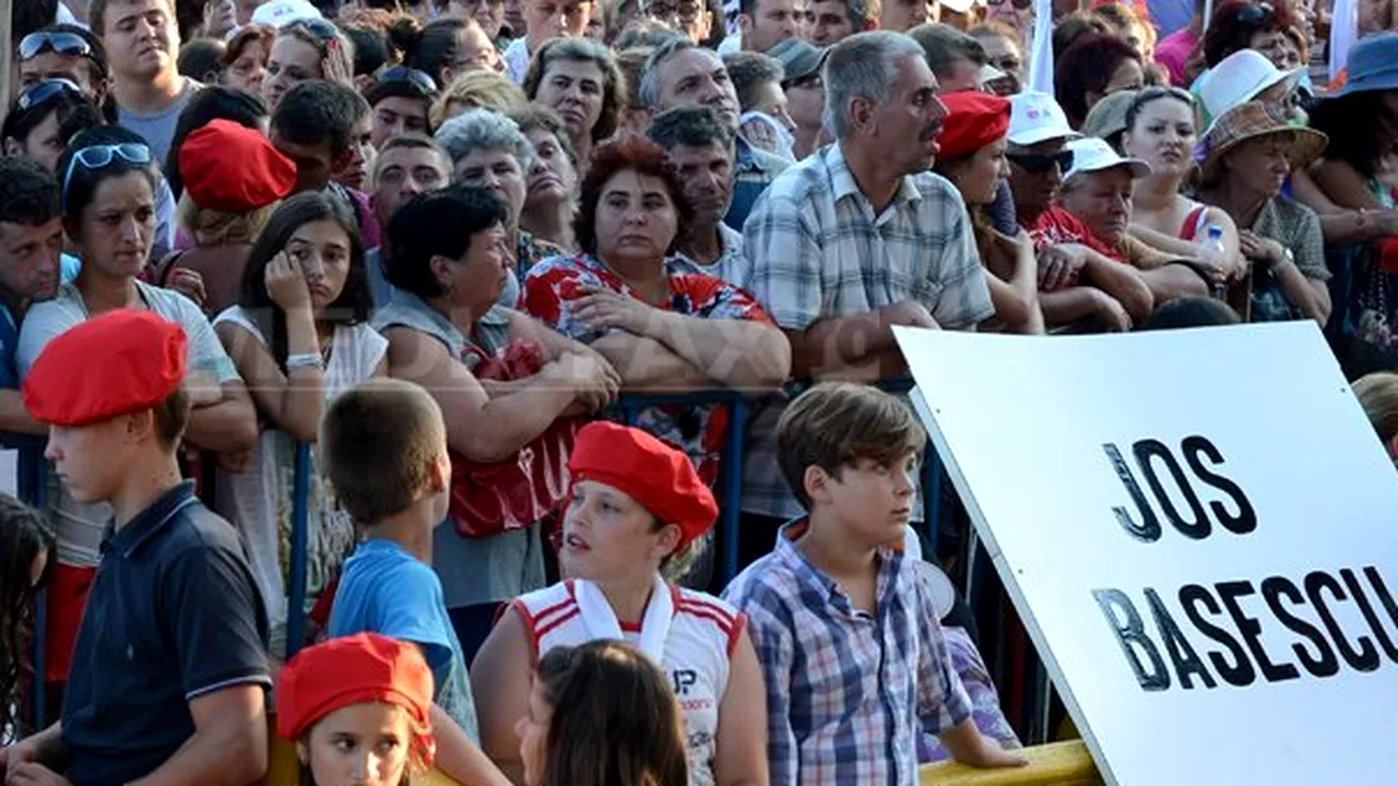 Miting anti-Băsescu în Piaţa Universităţii: Două sute de oameni sărbătoresc 