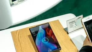 Oppo plănuieşte să revoluţioneze smartphone-ul înaintea celor de la Samsung şi lansează ecranul rulabil